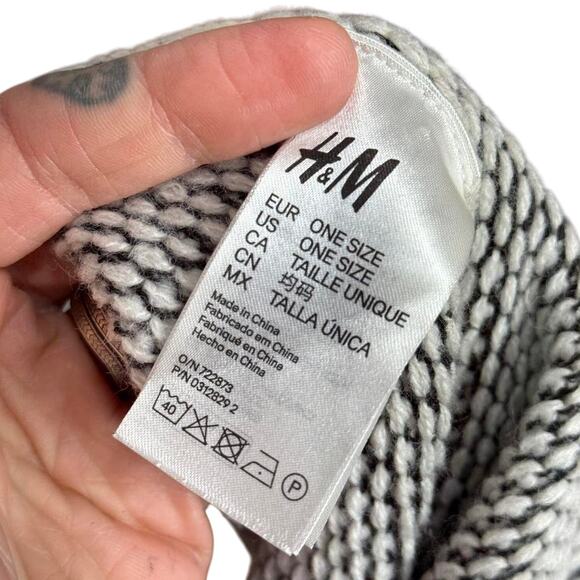 Women's Designer H&M Black & White Infinity Scarf - One Size - Picture 2 of 6